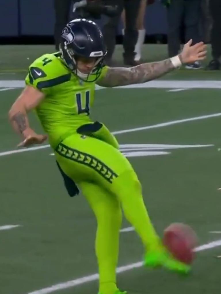US Commentators Discuss NFL Punter's Unique 'Wobbly Aussie Kick'